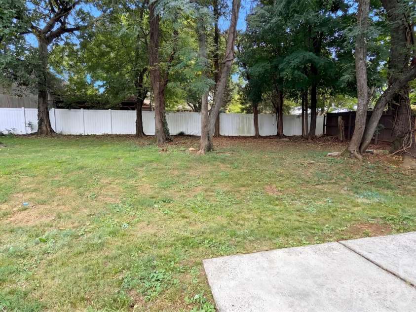 5006 Elizabeth Road, Charlotte, NC 28269.  MLS# CAR4426373, YatesRealty ID 51813. 