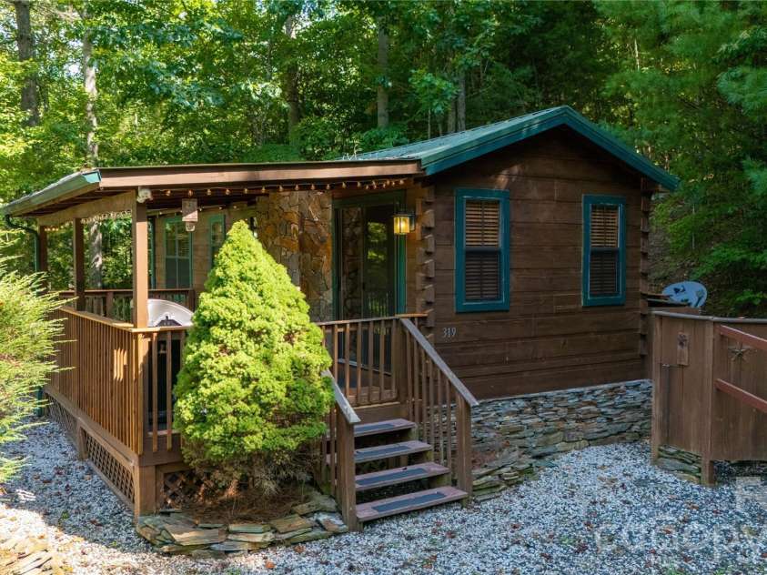 319 Dancing Leaf Lane, Bakersville, NC 28705.  MLS# CAR4424529, YatesRealty ID 51814. 