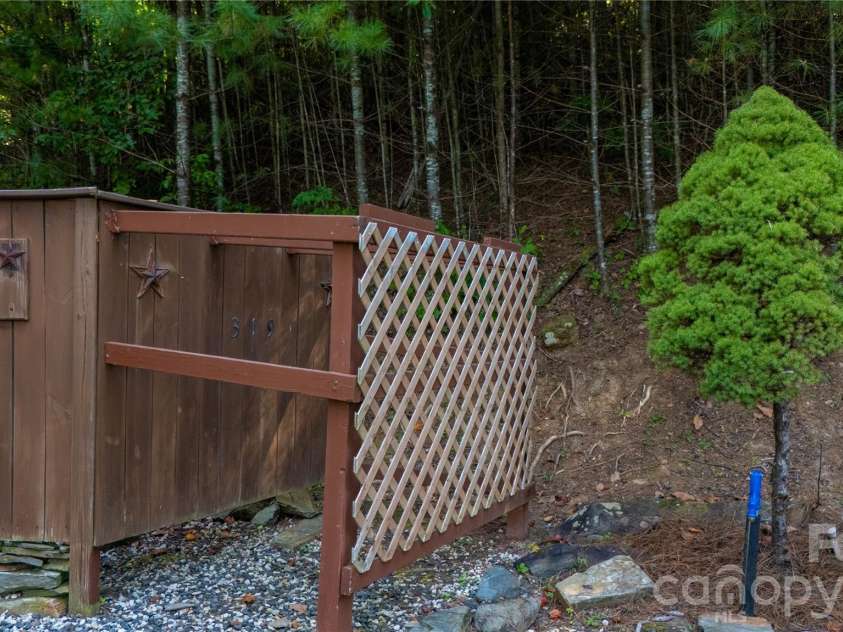 319 Dancing Leaf Lane, Bakersville, NC 28705.  MLS# CAR4424529, YatesRealty ID 51814. 