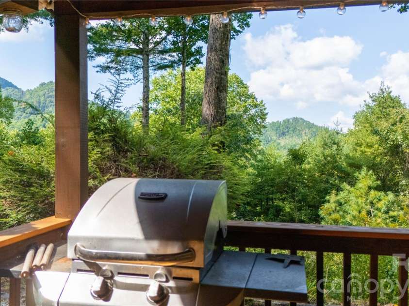 319 Dancing Leaf Lane, Bakersville, NC 28705.  MLS# CAR4424529, YatesRealty ID 51814. 