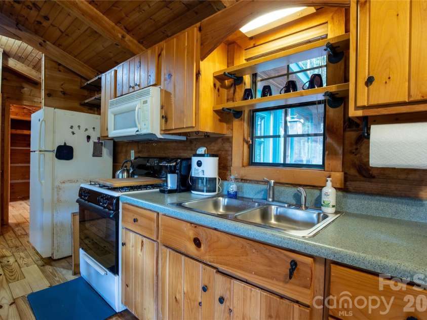 319 Dancing Leaf Lane, Bakersville, NC 28705.  MLS# CAR4424529, YatesRealty ID 51814. 