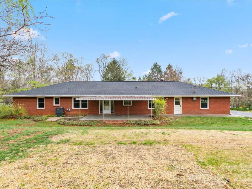2 Fawn Drive, Asheville, NC 28803.  MLS# CAR4241539, YatesRealty ID 5182. 