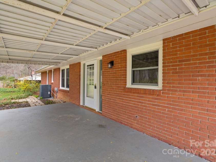 2 Fawn Drive, Asheville, NC 28803.  MLS# CAR4241539, YatesRealty ID 5182. 