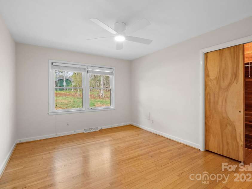 2 Fawn Drive, Asheville, NC 28803.  MLS# CAR4241539, YatesRealty ID 5182. Bedroom