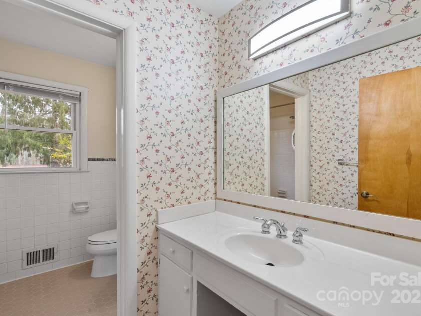 2 Fawn Drive, Asheville, NC 28803.  MLS# CAR4241539, YatesRealty ID 5182. Hall bath