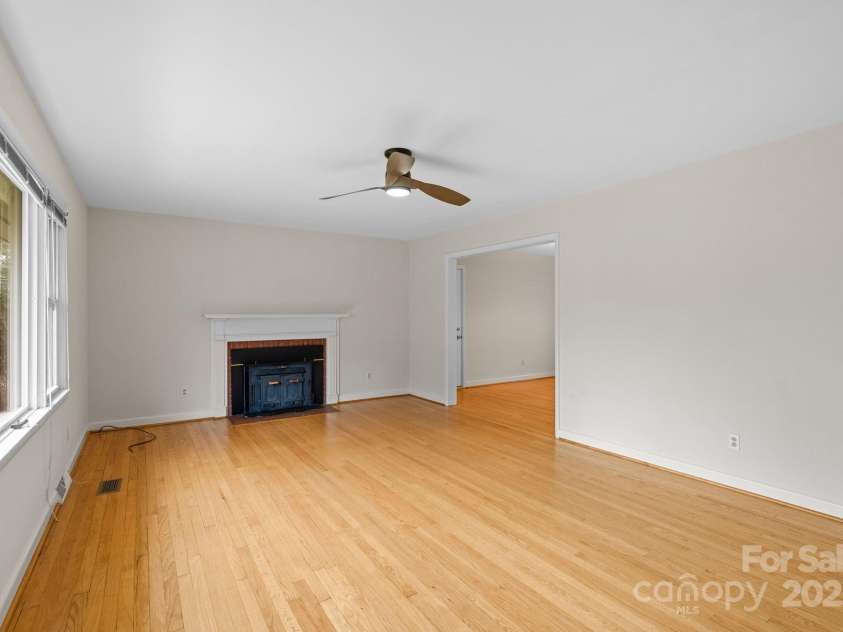 2 Fawn Drive, Asheville, NC 28803.  MLS# CAR4241539, YatesRealty ID 5182. Living Room