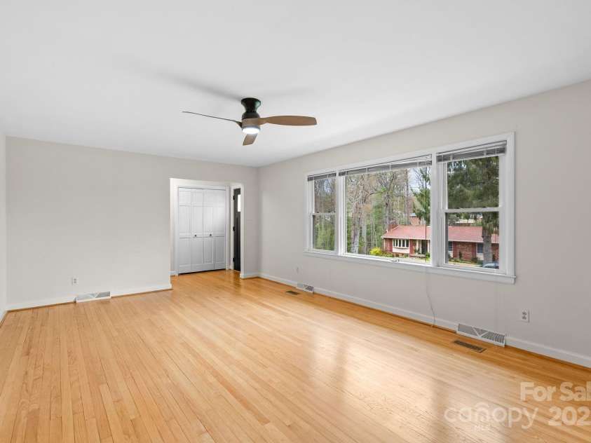 2 Fawn Drive, Asheville, NC 28803.  MLS# CAR4241539, YatesRealty ID 5182. Living Room