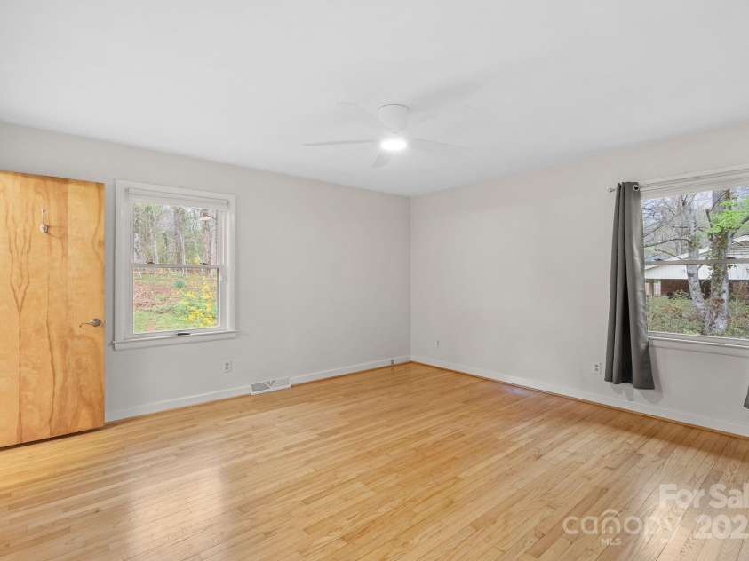 2 Fawn Drive, Asheville, NC 28803.  MLS# CAR4241539, YatesRealty ID 5182. Primary Bedroom