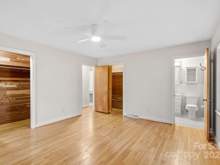 2 Fawn Drive, Asheville, NC 28803.  MLS# CAR4241539, YatesRealty ID 5182. Primary Bedroom