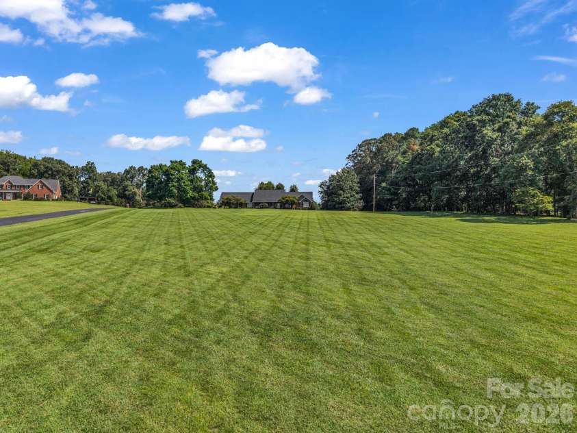 164 Brookfield Drive, Forest City, NC 28043.  MLS# CAR4425556, YatesRealty ID 51825. Beautiful yard