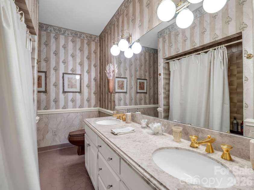 164 Brookfield Drive, Forest City, NC 28043.  MLS# CAR4425556, YatesRealty ID 51825. Full bathroom