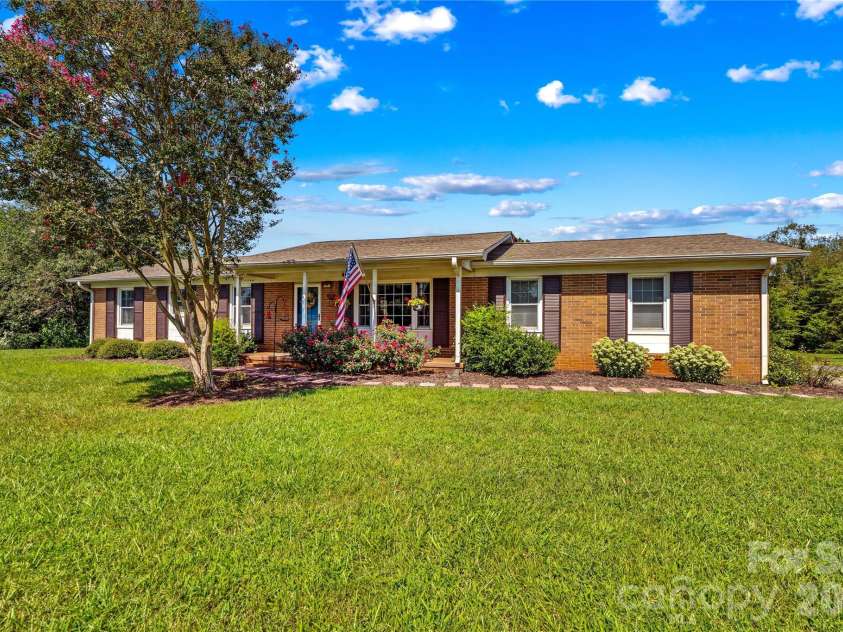306 Greenbriar Road, Statesville, NC 28625.  MLS# CAR4418906, YatesRealty ID 51831. 