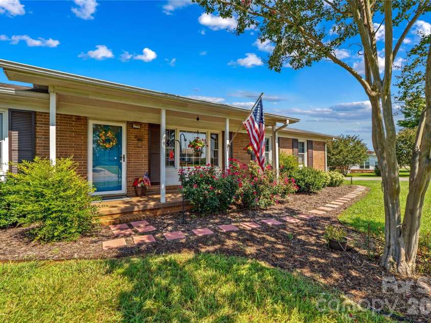 306 Greenbriar Road, Statesville, NC 28625.  MLS# CAR4418906, YatesRealty ID 51831. 