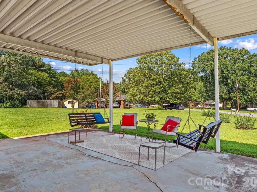 306 Greenbriar Road, Statesville, NC 28625.  MLS# CAR4418906, YatesRealty ID 51831. 