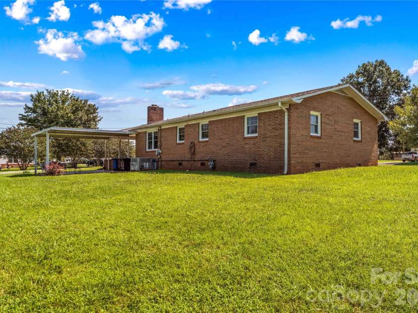 306 Greenbriar Road, Statesville, NC 28625.  MLS# CAR4418906, YatesRealty ID 51831. 