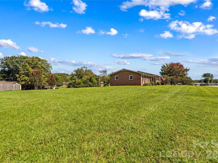 306 Greenbriar Road, Statesville, NC 28625.  MLS# CAR4418906, YatesRealty ID 51831. 