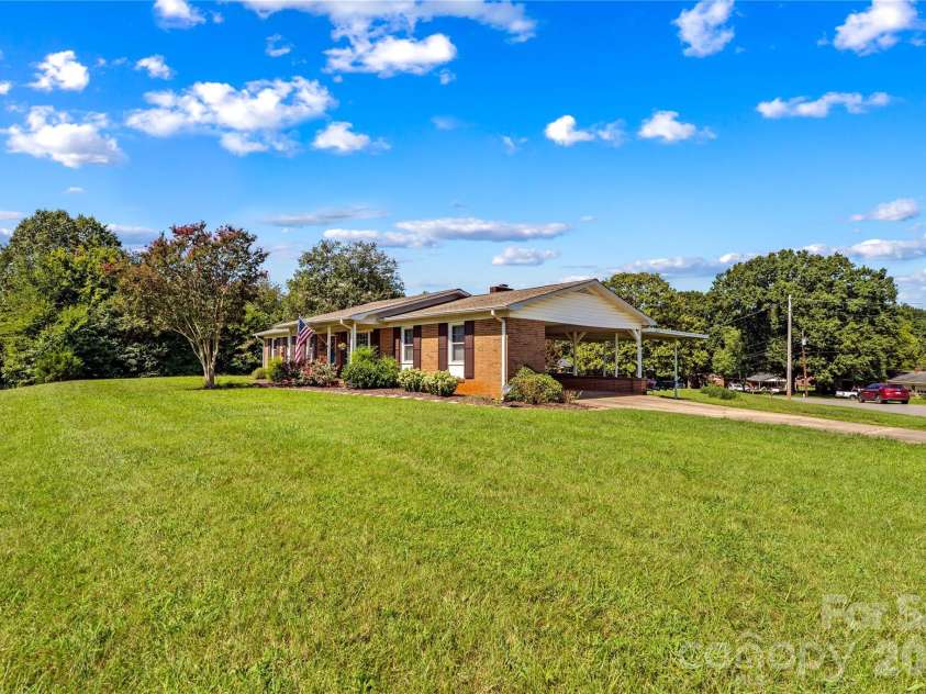 306 Greenbriar Road, Statesville, NC 28625.  MLS# CAR4418906, YatesRealty ID 51831. 