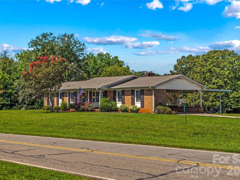 306 Greenbriar Road, Statesville, NC 28625.  MLS# CAR4418906, YatesRealty ID 51831. 