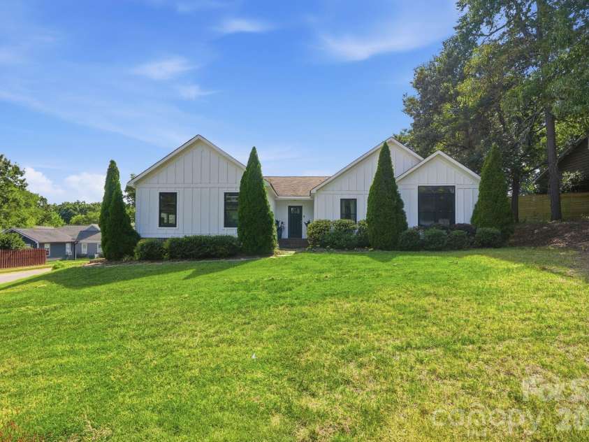 12632 Sulgrave Drive, Huntersville, NC 28078.  MLS# CAR4424393, YatesRealty ID 51834. 