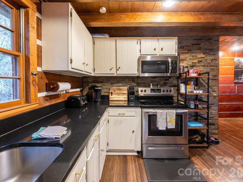16 Rocky Glen Trail, Black Mountain, NC 28711.  MLS# CAR4328828, YatesRealty ID 5184. 
