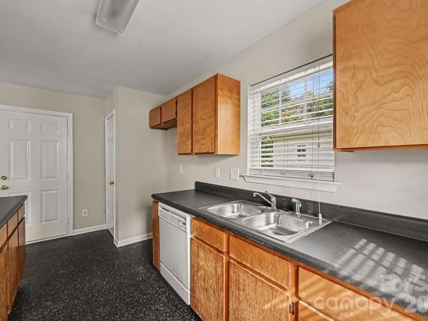 619 Pennsylvania Avenue, Charlotte, NC 28216.  MLS# CAR4426231, YatesRealty ID 51842. 