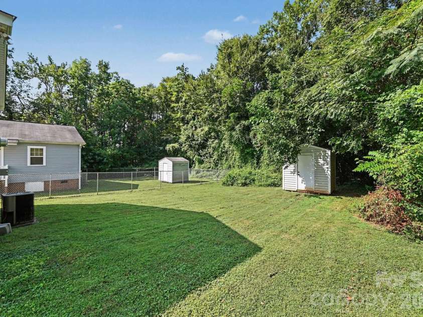 619 Pennsylvania Avenue, Charlotte, NC 28216.  MLS# CAR4426231, YatesRealty ID 51842. 