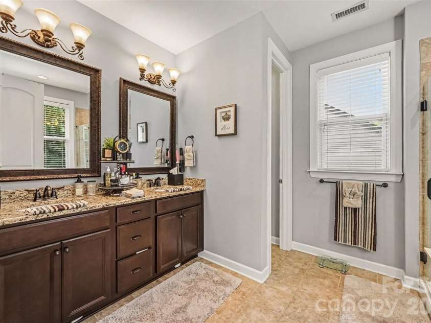 14506 Brotherly Lane, Charlotte, NC 28278.  MLS# CAR4424229, YatesRealty ID 51844. OWNER BATH