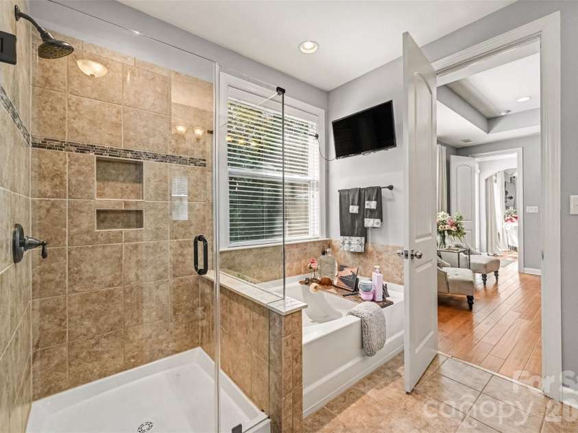 14506 Brotherly Lane, Charlotte, NC 28278.  MLS# CAR4424229, YatesRealty ID 51844. OWNERS BATH