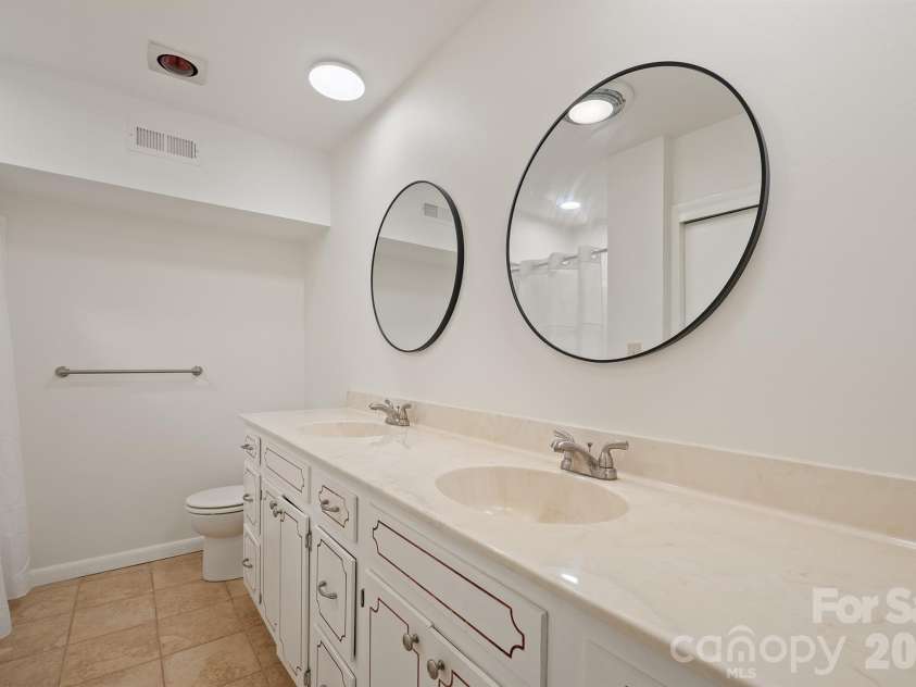 220 30th Avenue, Hickory, NC 28601.  MLS# CAR4425984, YatesRealty ID 51845. Guest Bath