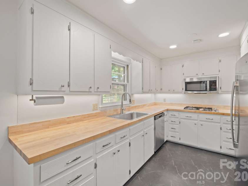 220 30th Avenue, Hickory, NC 28601.  MLS# CAR4425984, YatesRealty ID 51845. Kitchen