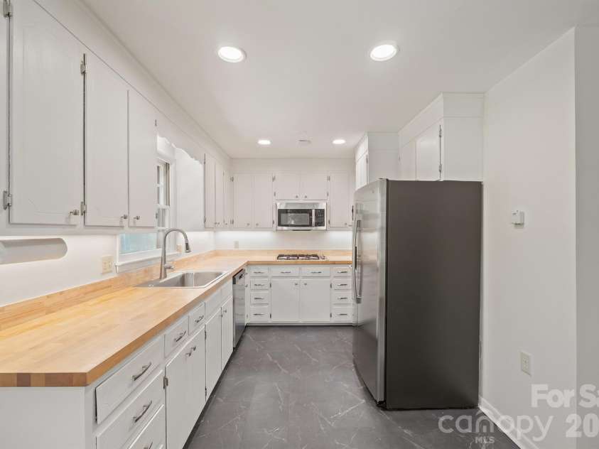 220 30th Avenue, Hickory, NC 28601.  MLS# CAR4425984, YatesRealty ID 51845. Kitchen