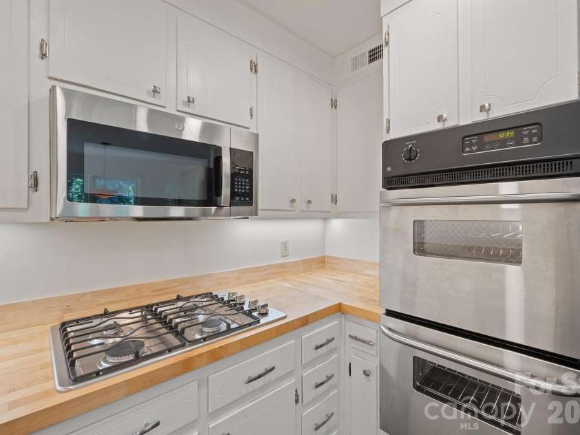 220 30th Avenue, Hickory, NC 28601.  MLS# CAR4425984, YatesRealty ID 51845. Kitchen