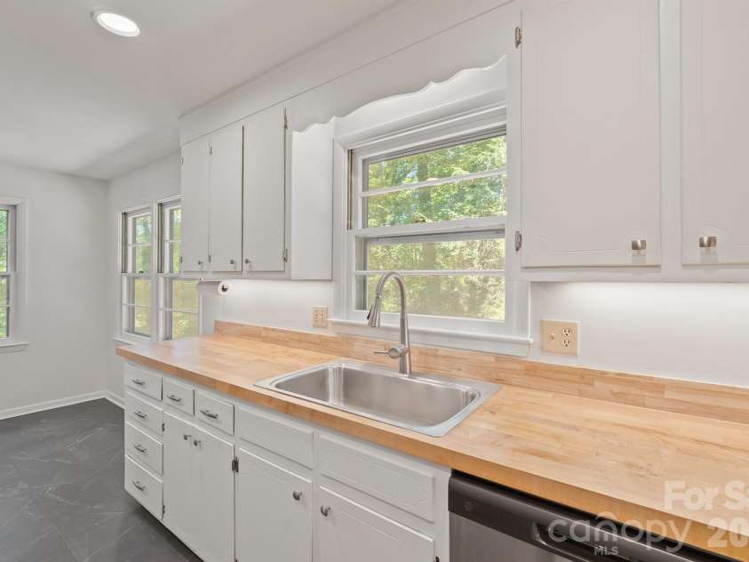 220 30th Avenue, Hickory, NC 28601.  MLS# CAR4425984, YatesRealty ID 51845. Kitchen