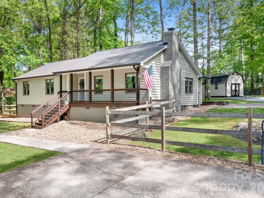 204 Nottingham Drive, Huntersville, NC 28078.  MLS# CAR4425861, YatesRealty ID 51856. 