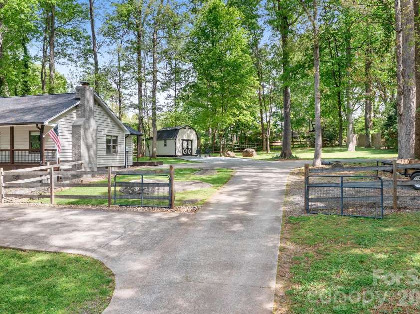 204 Nottingham Drive, Huntersville, NC 28078.  MLS# CAR4425861, YatesRealty ID 51856. 