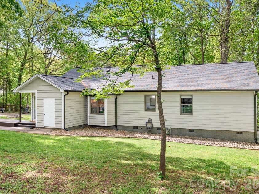 204 Nottingham Drive, Huntersville, NC 28078.  MLS# CAR4425861, YatesRealty ID 51856. 