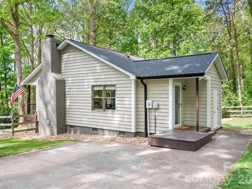 204 Nottingham Drive, Huntersville, NC 28078.  MLS# CAR4425861, YatesRealty ID 51856. 