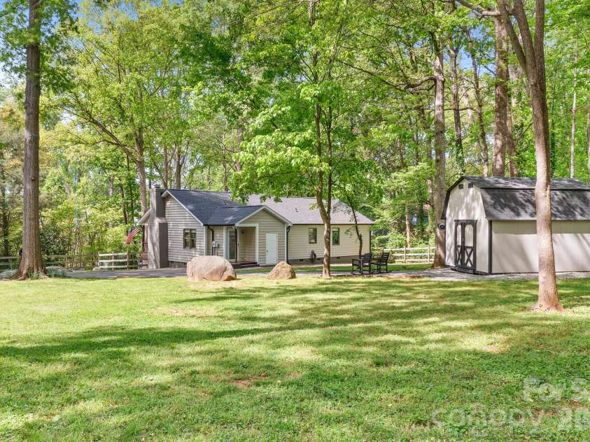 204 Nottingham Drive, Huntersville, NC 28078.  MLS# CAR4425861, YatesRealty ID 51856. 
