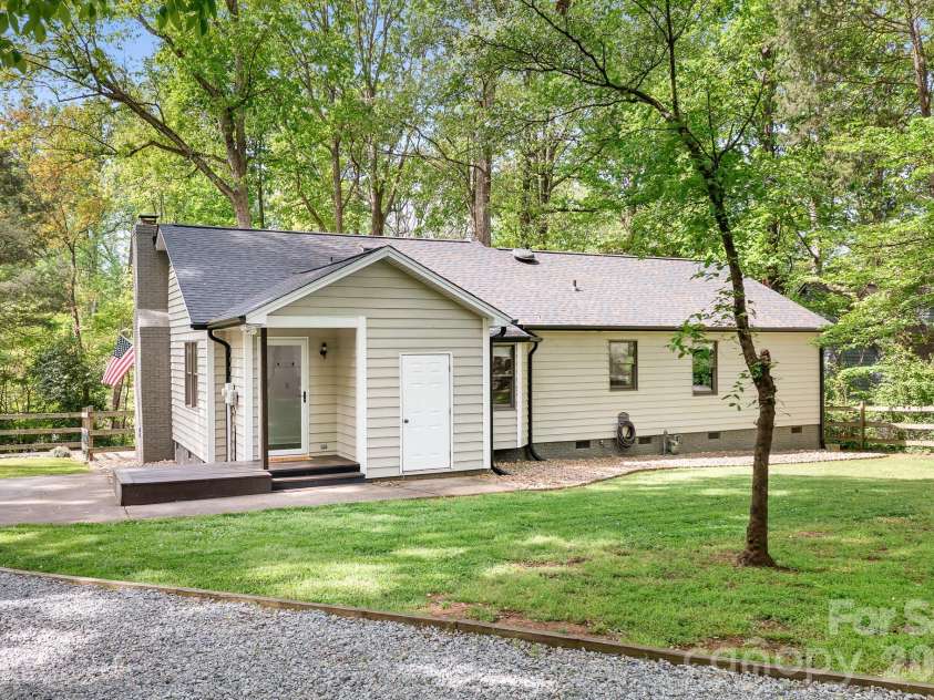 204 Nottingham Drive, Huntersville, NC 28078.  MLS# CAR4425861, YatesRealty ID 51856. 