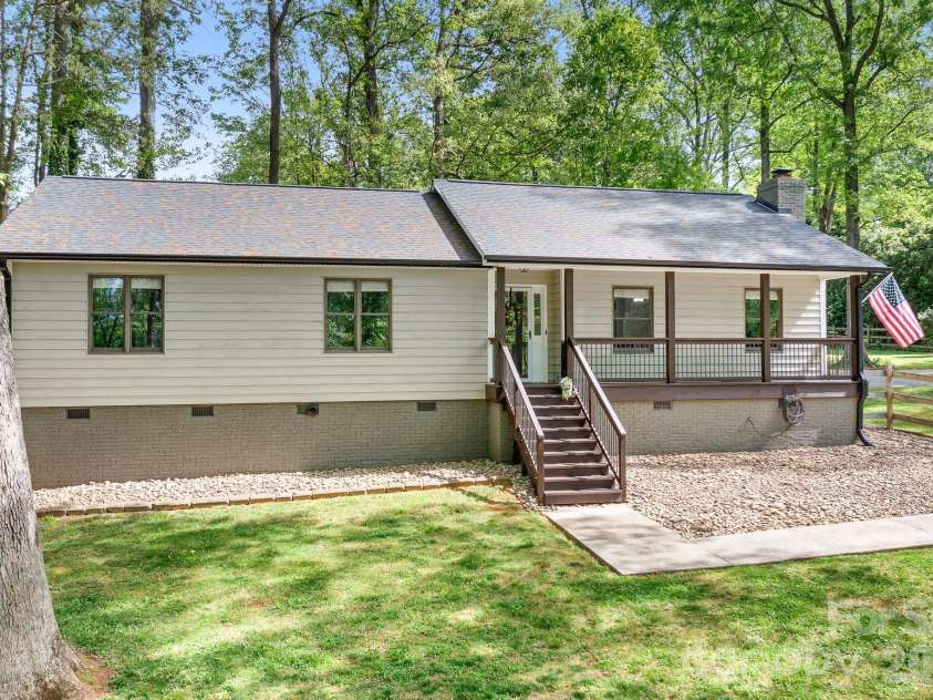 204 Nottingham Drive, Huntersville, NC 28078.  MLS# CAR4425861, YatesRealty ID 51856. 