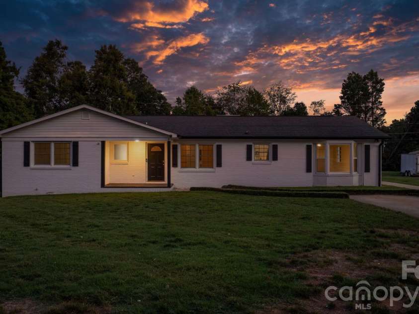 5795 Valley Field Road, Hickory, NC 28602.  MLS# CAR4416732, YatesRealty ID 51859. 