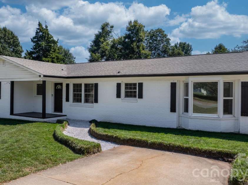 5795 Valley Field Road, Hickory, NC 28602.  MLS# CAR4416732, YatesRealty ID 51859. 