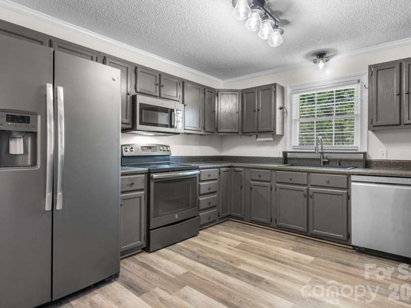 5795 Valley Field Road, Hickory, NC 28602.  MLS# CAR4416732, YatesRealty ID 51859. 