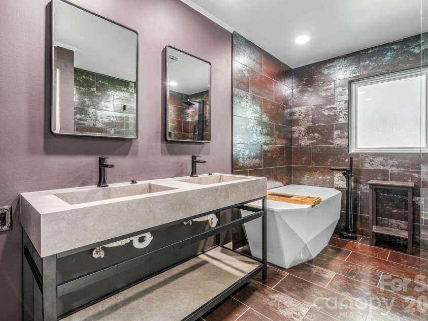 5795 Valley Field Road, Hickory, NC 28602.  MLS# CAR4416732, YatesRealty ID 51859. 