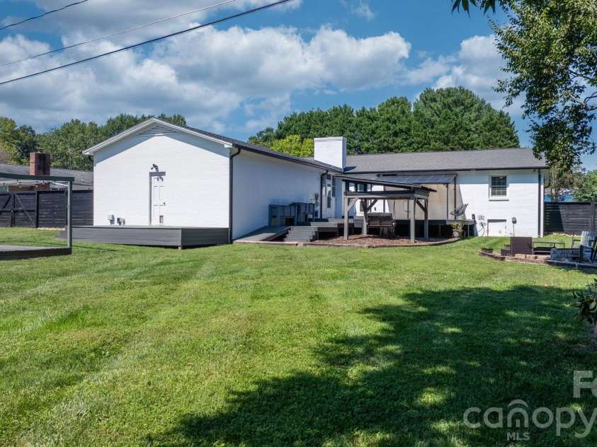 5795 Valley Field Road, Hickory, NC 28602.  MLS# CAR4416732, YatesRealty ID 51859. 