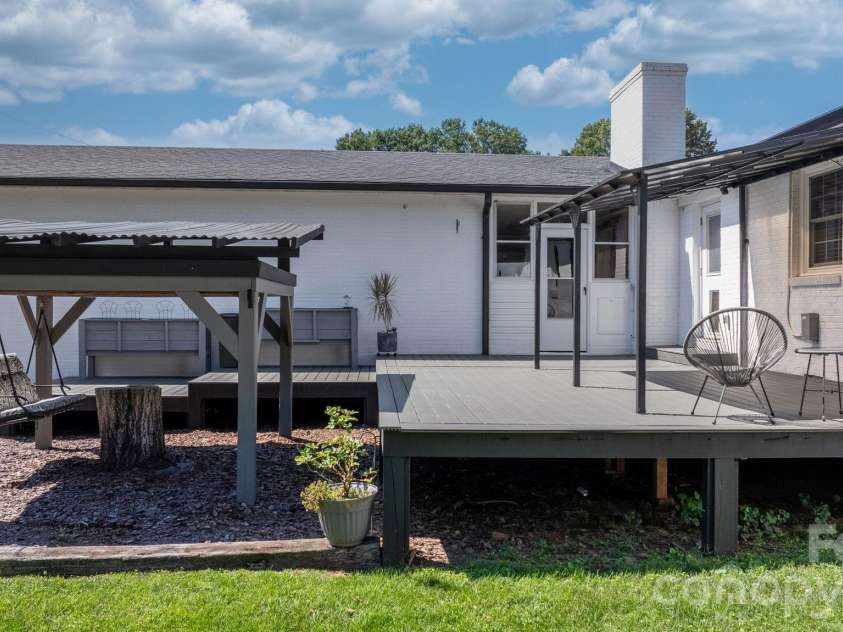 5795 Valley Field Road, Hickory, NC 28602.  MLS# CAR4416732, YatesRealty ID 51859. 