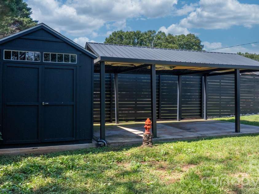 5795 Valley Field Road, Hickory, NC 28602.  MLS# CAR4416732, YatesRealty ID 51859. 