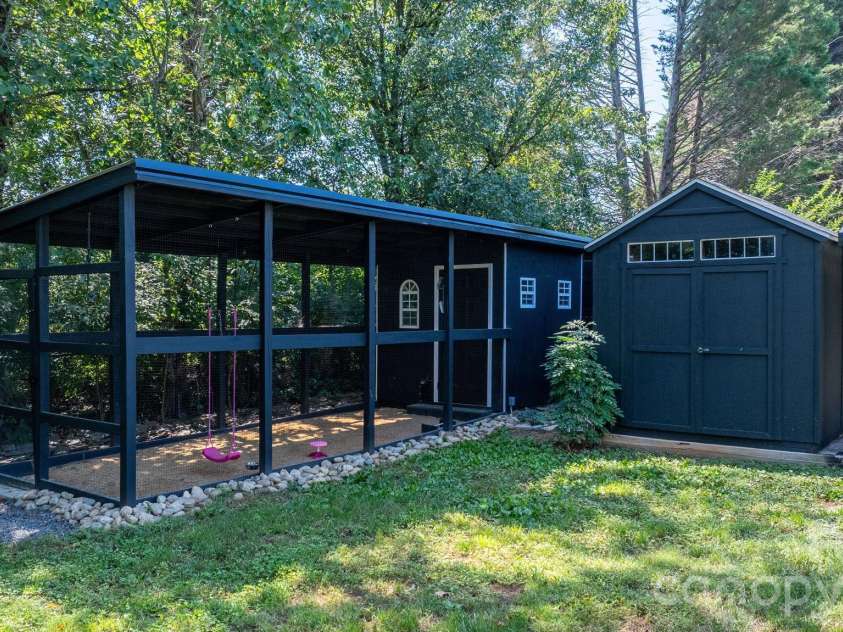 5795 Valley Field Road, Hickory, NC 28602.  MLS# CAR4416732, YatesRealty ID 51859. 