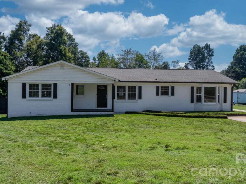 5795 Valley Field Road, Hickory, NC 28602.  MLS# CAR4416732, YatesRealty ID 51859. 