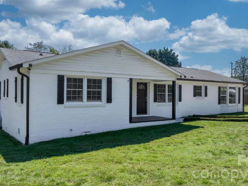 5795 Valley Field Road, Hickory, NC 28602.  MLS# CAR4416732, YatesRealty ID 51859. 